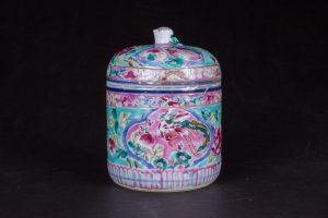 Late Qing Dynasty Extremely Rare Straits Chinese Famille Green Ground Pink Inner Panel Buddhist Emblems Standing and Flying Phoenix Peony Cylindrical Wine Warmer (Without Wine Cup)
晚清 极度稀有侨生华人粉彩绿地粉红开光站立与飞翔凤凰八宝牡丹圆柱形温酒器（没有酒杯）